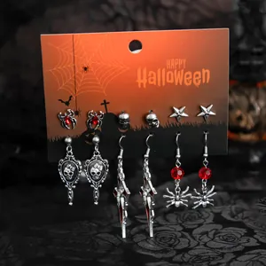 Detailansicht Halloween-Ohrring-Set mit Totenköpfen und Spinnen mit roten Kristallperlen.