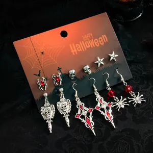 Detailansicht eines Halloween-Ohrring-Sets mit Totenkopf-, Spinnen- und Sternmotiven.