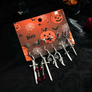 Detailansicht Halloween-Ohrring-Set mit Totenkopf-, Schwert- und Blutstropfen-Designs.