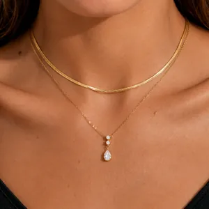 Elegante set di collane a strati in acciaio placcato oro 18K con zircone a goccia