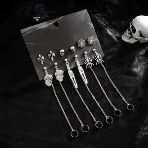 Detailansicht silbernes Halloween-Ohrringset mit Totenkopf Spinnennetz und Skelett-Quasten