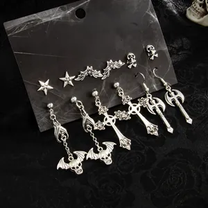 Gotisches Halloween-Ohrring-Set in Vintage-Silber mit Fledermaus- und Totenkopf-Anhängern.