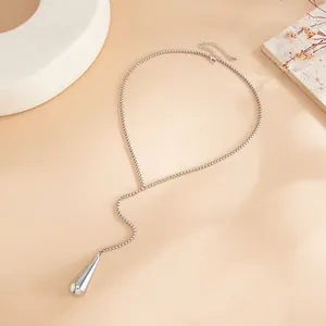 Détail du collier argenté en forme de Y avec pendentif goutte d'eau poli.