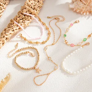 Detalle de colección de joyas marinas con dije de estrella de mar y perlas