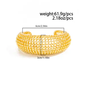 Vista dettagliata del bracciale a polsino in maglia dorata vintage con misure e peso