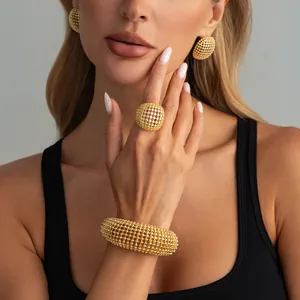 Primo piano professionale di una modella con set di gioielli intrecciati dorati