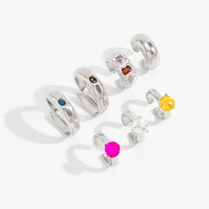 Een diverse collectie zilveren open teenringen met levendige veelkleurige strass