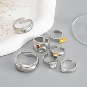 Detailweergave van stijlvolle zilverkleurige verstelbare teenringen met gekleurde kristallen.