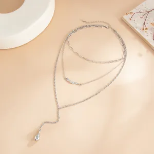 Collier multicouche minimaliste argenté avec un design en Y chic et un pendentif goutte poli