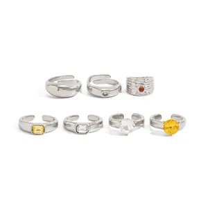 Gedetailleerde weergave van zilveren open teenringen met diverse edelstenen set.