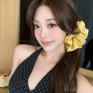 Stijlvolle gele geruite scrunchie in Koreaanse stijl gedragen door een Aziatisch model