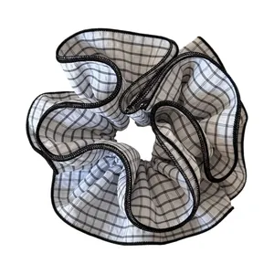 Stijlvolle zwart-wit geruite scrunchie met ruches voor verschillende haarstijlen