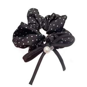 Eleganter schwarzer Haargummi mit Polka Dots, Schleife, Perle und Kristallbesatz