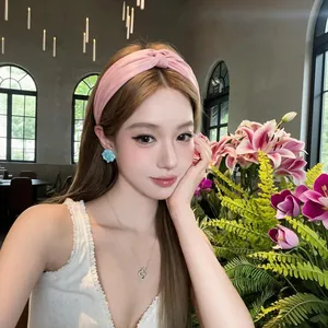Eleganter rosa verknoteter Haarreif im koreanischen Stil für Damen im Café