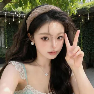 Serre-tête plissé rétro marron porté par un mannequin asiatique en jardin extérieur