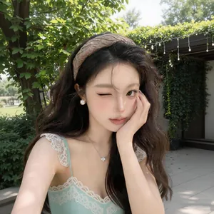 Bandeau large plissé élégant porté par une jeune femme dans un jardin extérieur