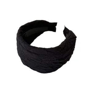 Serre-tête large plissé noir vintage avec une texture froissée élégante pour femmes