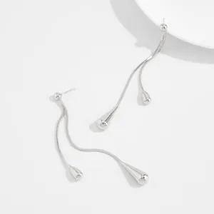 Elegante silberfarbene lange Quasten-Ohrringe mit Wassertropfen-Anhängern Detail
