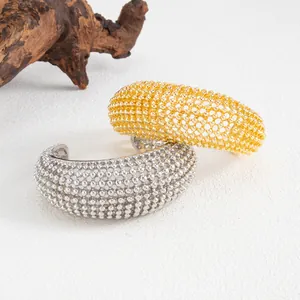 Vista dettagliata della trama intrecciata vintage in oro e argento sui bracciali aperti