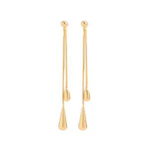Elegante lange Gold-Quastenohrringe mit glatten Tropfenanhängern in der Detailansicht.