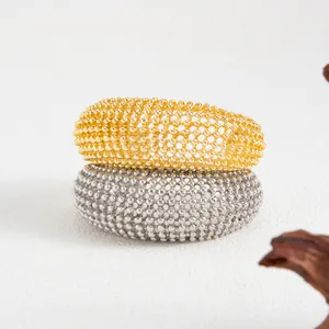 Vista dettagliata di bracciali a polsino vintage in maglia intrecciata oro e argento