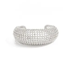 Dettaglio ravvicinato del bracciale rigido vintage in maglia intrecciata argento