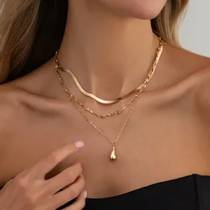 Collier multicouche doré élégant avec pendentif goutte d'eau et chaîne en os de serpent