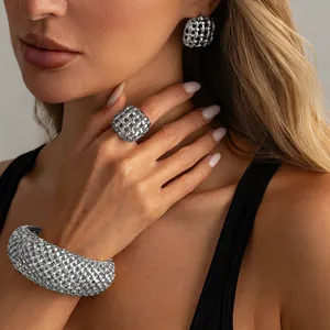 Vista dettagliata del set di gioielli in maglia intrecciata argento con bracciale e anello