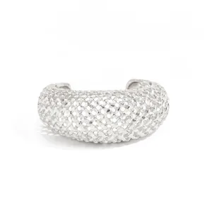 Vista dettagliata della trama del bracciale rigido largo in rete intrecciata argento retrò.