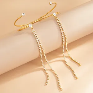 Bracciale da braccio dorato a doppio strato con eleganti lunghe nappe di strass brillanti.