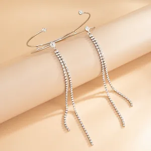 Dettaglio del bracciale da braccio doppio argento con lunghe nappe di strass lucidi