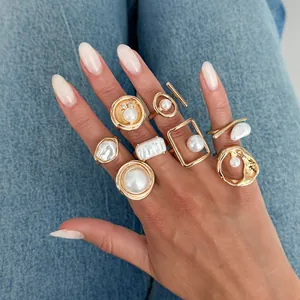 Detail eines goldenen Ring-Sets mit Barockperlen, getragen an der Hand für Damen