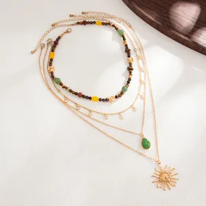 Ensemble de colliers bohèmes multicouches avec perles en œil de tigre et soleil.
