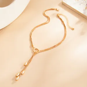 Detailansicht der goldenen mehrreihigen Schlangenkette mit Wassertropfen-Anhängern