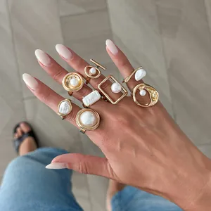 Vintage vergoldetes offenes Ring-Set mit Barockperlen an der Hand eines Modells