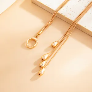 Detailansicht einer goldenen mehrsträngigen Schlangenkette mit Tropfenanhängern