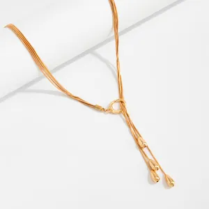Detailansicht der goldenen mehrreihigen Schlangenkette mit eleganten Wassertropfen