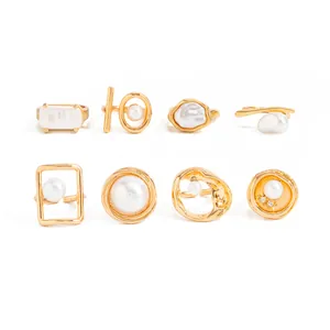 Detailaufnahme eines Sets von acht goldenen Vintage-Ringen mit verschiedenen Barockperlen