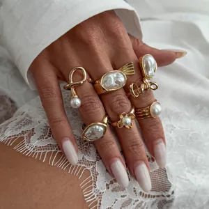 Detailaufnahme von Barockperlenring-Set in Vintage-Gold-Finish an der Hand