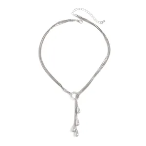 Elegante mehrreihige silberne Schlangenkette mit O-Ring und feinen Wassertropfen-Anhängern