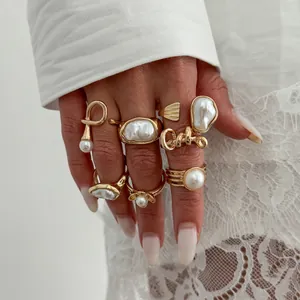 Detailansicht des goldenen Vintage-Ring-Sets mit barocken Barockperlen und metallischen Texturen.