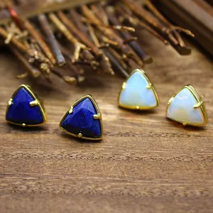 Nahaufnahme von dreieckigen Lapis-Lazuli- und Opal-Ohrsteckern mit Goldschliff