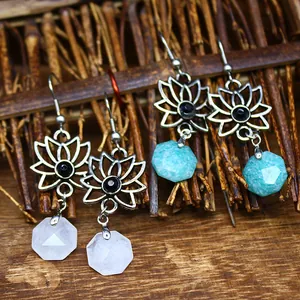 Detailaufnahme der Lotus-Ohrringe im Vintage-Stil mit Amazonit und Quarz-Steinen