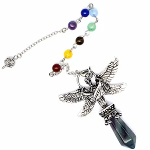 Detailliertes Engel-Chakra-Kristallpendel mit hexagonaler Natursteinspitze für die Heilung.