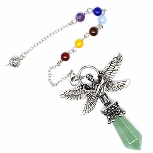 Detailaufnahme eines Engel-Kristallpendels mit grüner Spitze und Chakra-Perlen