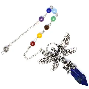 Detaillierte Nahaufnahme eines Erzengel-Kristallpendels mit Lapislazuli-Spitze