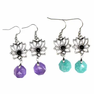 Detailansicht von Lotus-Ohrringen mit sechseckigen Amethyst- und Amazonit-Steinen.
