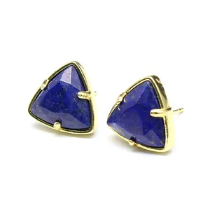 Nahaufnahme der dreieckigen facettierten Lapis-Lazuli-Ohrstecker in Goldfassung
