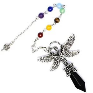Detailansicht des Erzengel-Kristallpendels mit Sechseckspitze und Chakra-Perlen