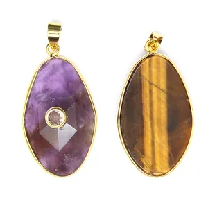 Detailansicht unregelmäßiger Amethyst- und Tigerauge-Anhänger mit goldenen Fassungen